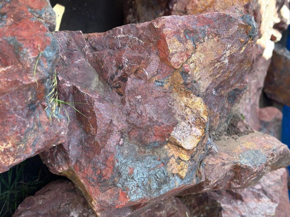 Камни для ландшафтного дизайна красно-фиолетовые 10-60 килограмм купить в Республике Мордовия