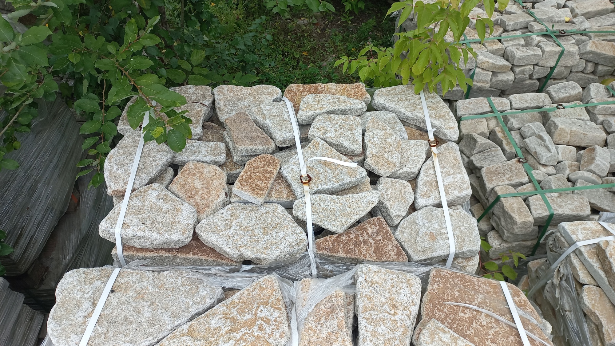 Плитняк галтованный гранитный для ландшафтного дизайна купить в Республике Мордовия