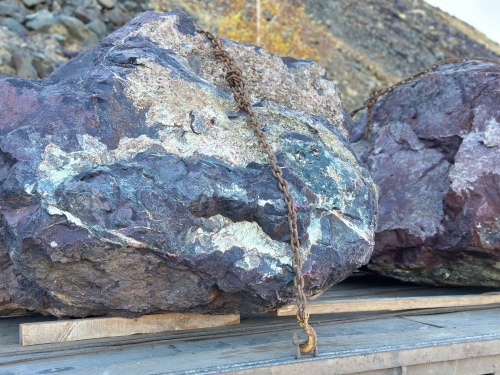 Огромные красно-фиолетовые валуны для ландшафтного дизайна весом более 5 тонн купить в Республике Мордовия