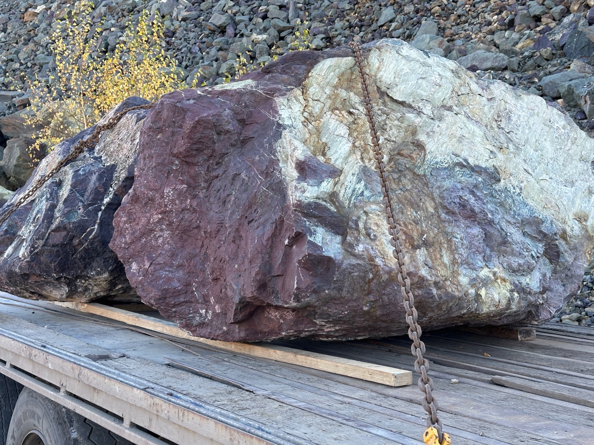 Огромные красно-фиолетовые валуны для ландшафтного дизайна весом более 5 тонн купить в Республике Мордовия