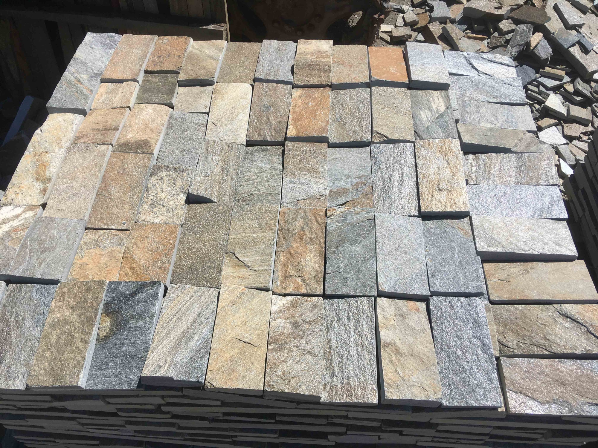 Плитка пилёная златолит Уральский для цоколя, отмостки купить в Республике Мордовия