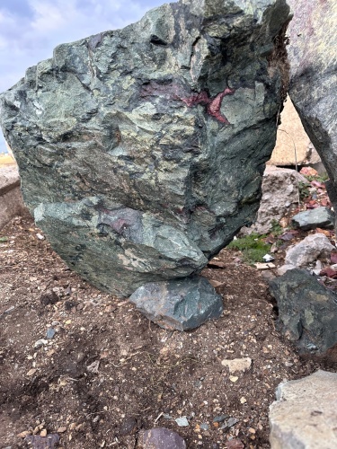 Гигантские зелёные валуны для ландшафтного дизайна весом более 5 тонн купить в Республике Мордовия