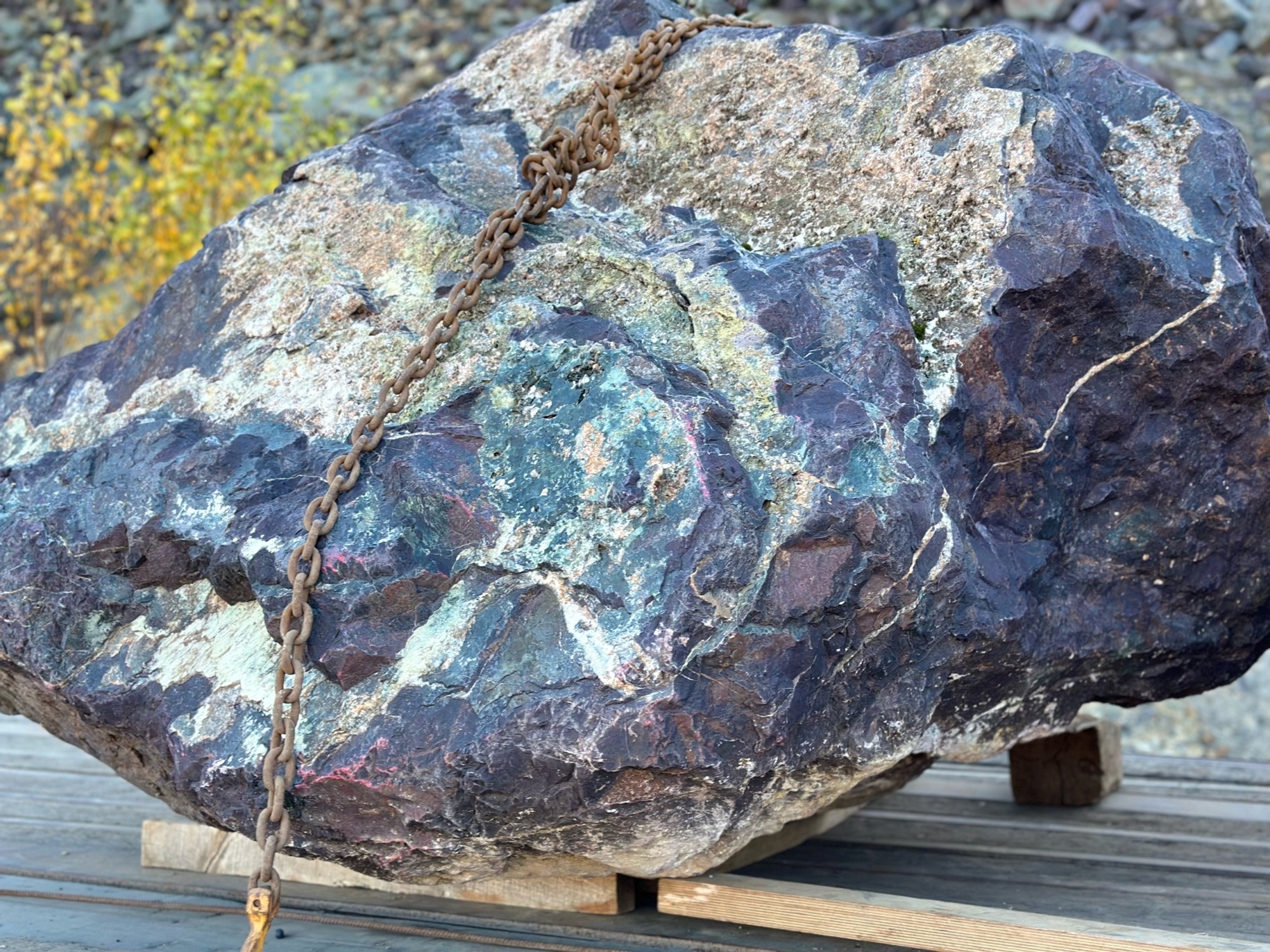 Огромные красно-фиолетовые валуны для ландшафтного дизайна весом более 5 тонн купить в Республике Мордовия