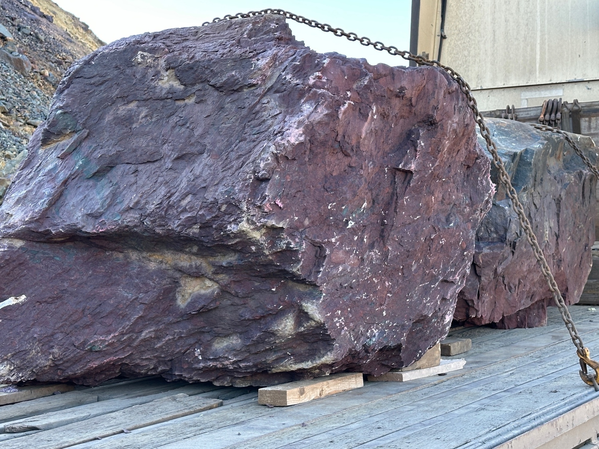 Огромные красно-фиолетовые валуны для ландшафтного дизайна весом более 5 тонн купить в Республике Мордовия