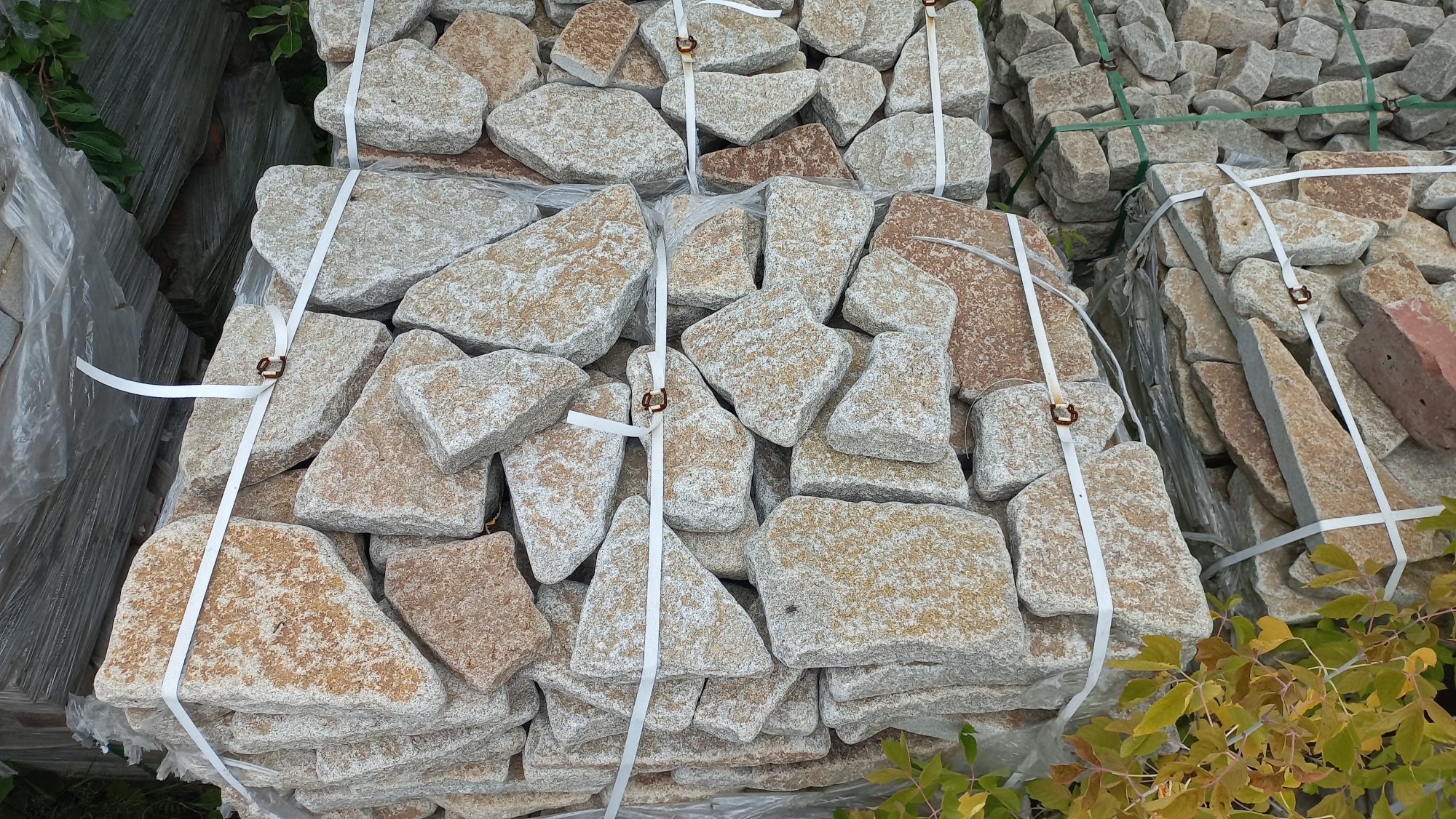 Плитняк галтованный гранитный для ландшафтного дизайна купить в Республике Мордовия